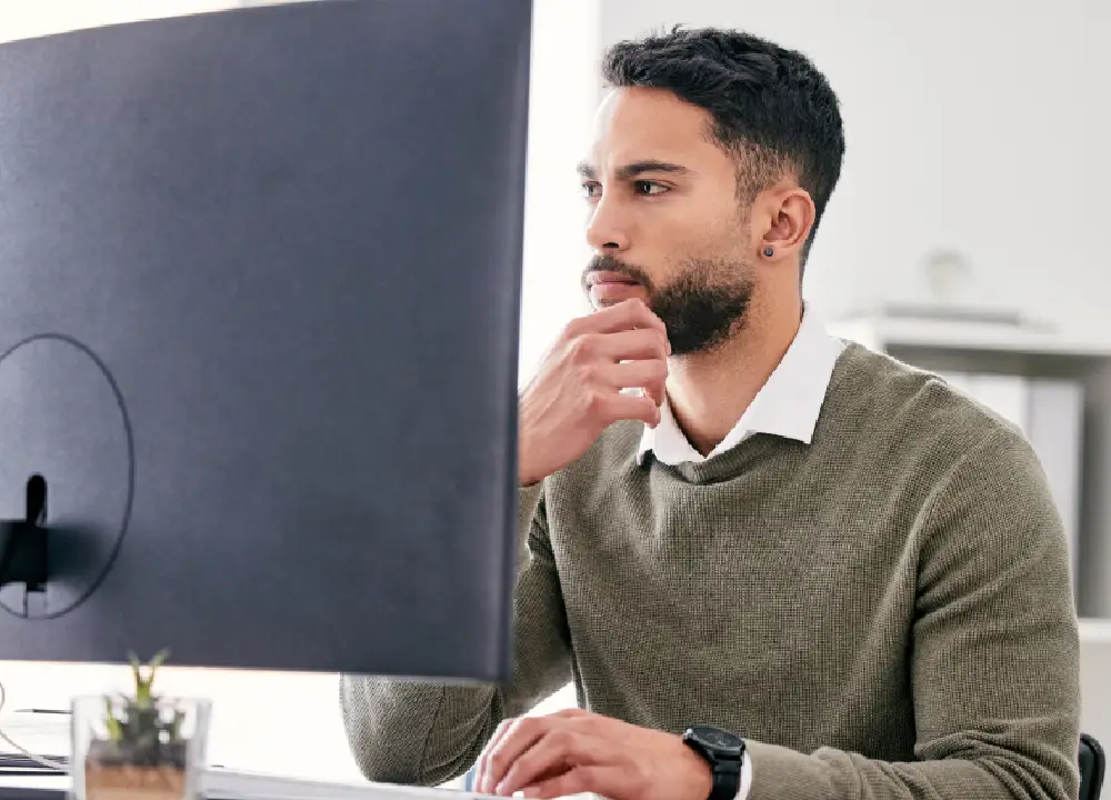 Employee taking an online quiz on a computer to measure training effectiveness

